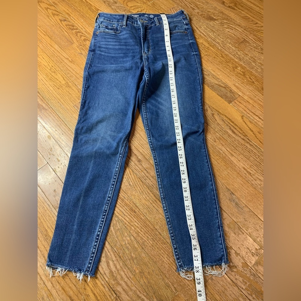 Old Navy Extra High-Rise Rockstar Super Skinny Jeans - 8 - Picture 5 of 8